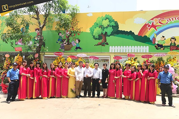 giáo viên trong lễ khai trương